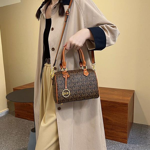 

Sales factory shoulder bag 2 elegant colors atmospheric letters printed handbag street pendant fashion pillow bag daily Joker thickened leather handbag 581#, Brown