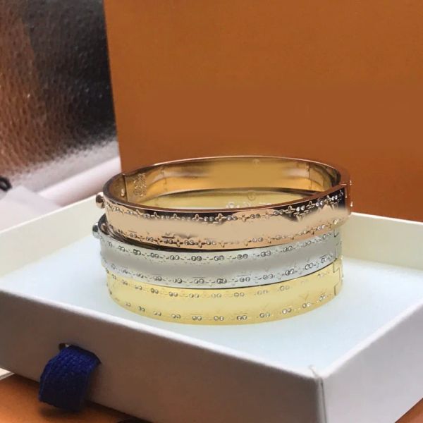 

Luxury Open Crystal Carved Clover Letter Bangle Bracelet Adjustable Armband Women Gold Silver Plated Stainless Steel Wristband Cuff Pulsera Jewelry Accessories