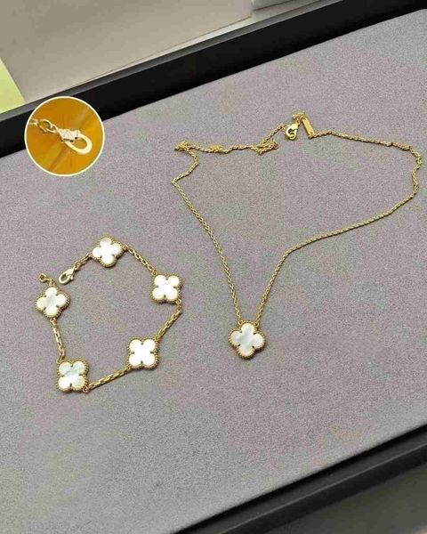 

Four-leaf clover Necklace Bracelet Womens Gold Pendant Letters Steel jewelry Girls best wedding gift Party bracelet chain Designer Jewelry 2-piece set