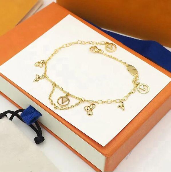 

Clover Bracelets Classic Brand Designer Crystal Pendant for Women 18K Gold Silver Plated Letter Charm Chain Wristband Cuff Bangle Wedding Fashion Jewelry