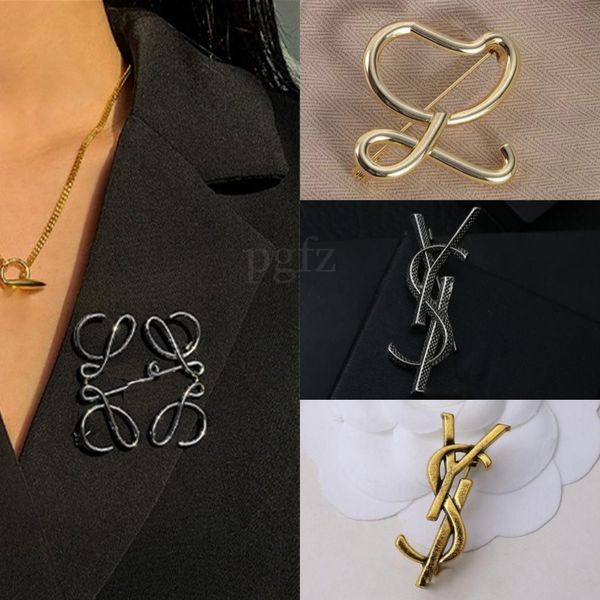 

Simple Letter Pins Brooch Luxury Designer Jewelry For Women Gold Broochs Mens Classic Brand Breastpin Scarf Suit Party Dress Ornament