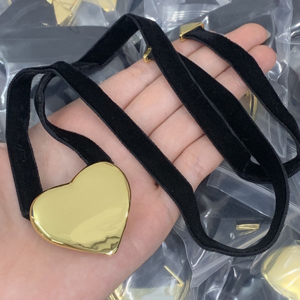 

2024 New Arrival Luxury Brand Fashion Choker Necklace Gold Silver Color Smooth Simple Love Heart Triangle Pendant Velvet Belt Necklet Women Party Jewelry Gift