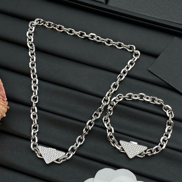 

Luxury Designer Necklace Set Brand Pendant Bracelet Triangle 18K Gold Plated Stainless Steel Couple Letter Choker Chain Womens Men Wedding Jewelry Gift