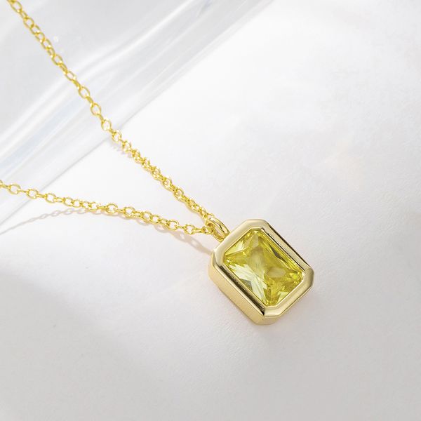 

S925 pure silver square olive yellow zircon pendant necklace for women's niche design, high-end clavicle chain