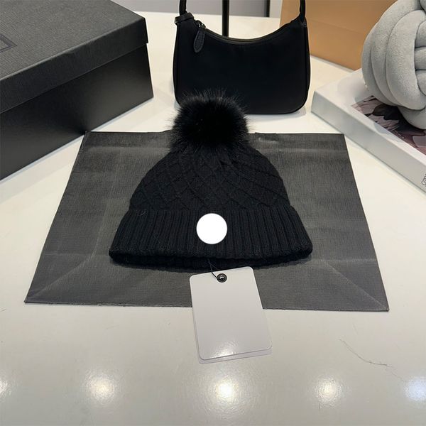 

Fashion Designer Knitted Casual Hat Serviceable Men and Women Plush Hat Winters Outdoor Warm Beanies Winter 5 Colors to Choose from, C3