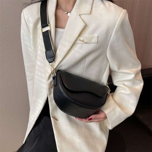 

Autumn and winter high-end handbag for women 2024 new popular single shoulder underarm bag, niche broadband crossbody saddle bag, Khaki