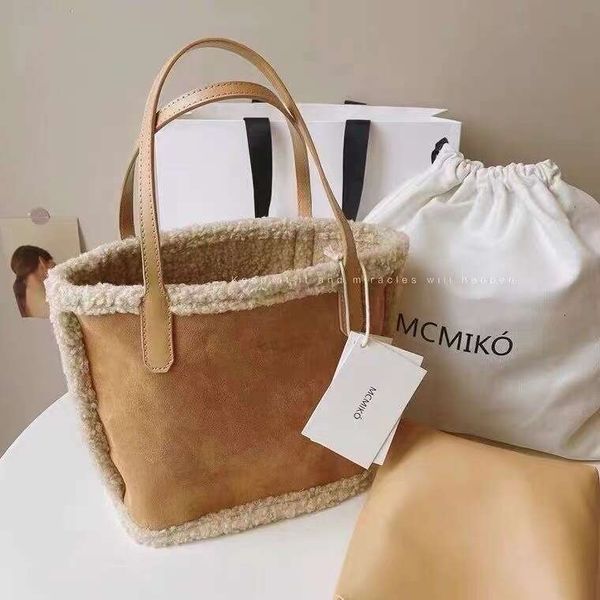 

Chic Lamb Wool Carryall Tote Bag Sleek Design for Winter Accessories, Brown