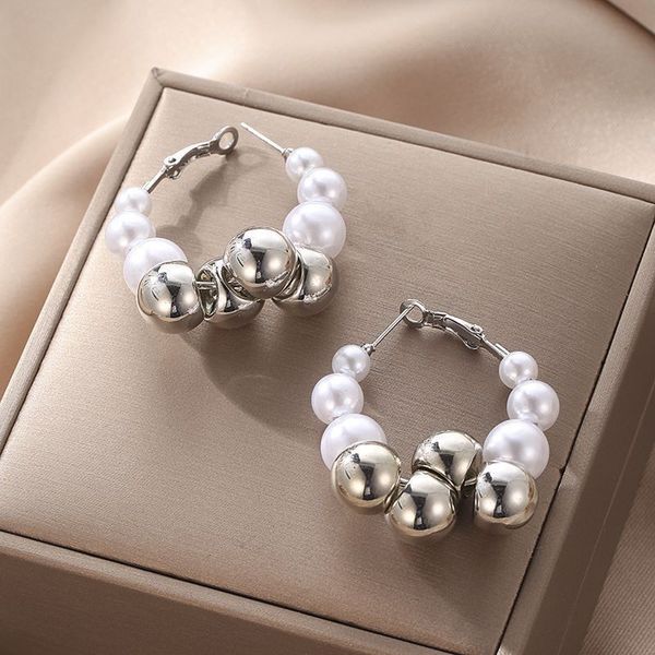 

1-476 Niche exaggerated metal pearl earrings European American personality