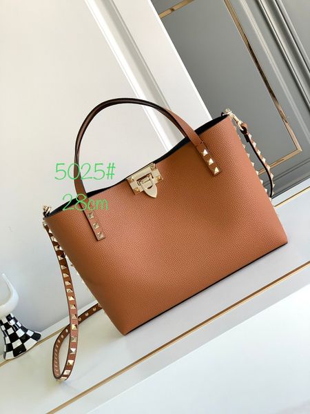 

Top of the line cowhide women's tote bag with iconic decorations and detachable shoulder straps that can also be carried by hand, 4bag