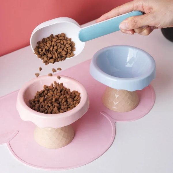 159866 The bottom of the bowl is equipped with a gravity sensing device, which automatically supports the cat when it is knocked over, preventing food from spilling