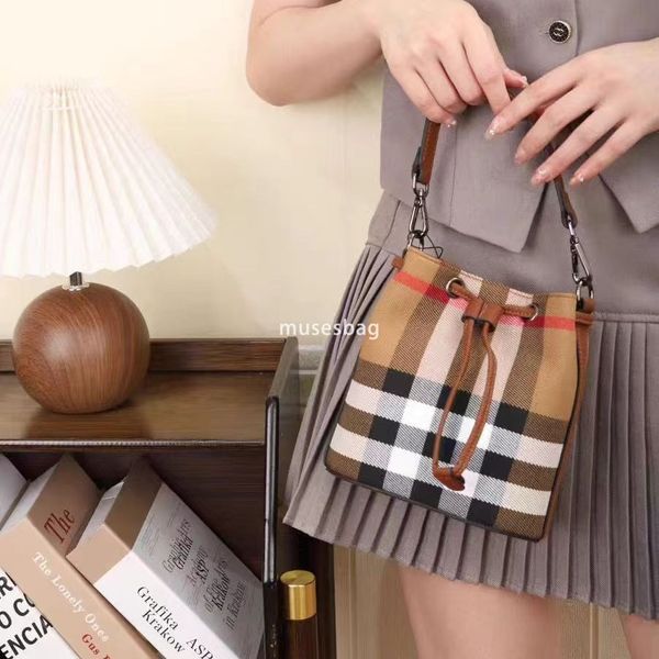 

European and American retro new niche design top layer cowhide with plaid bag classic bucket bag large capacity commuting handbag crossbody bag for women, Burgundy