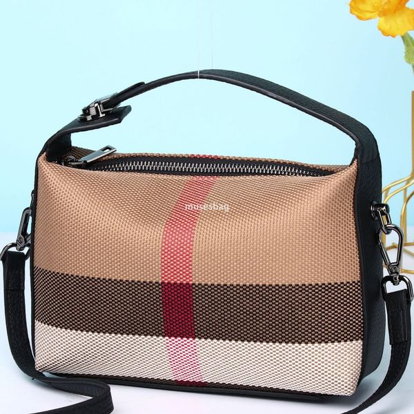 

European and American retro niche design leather canvas new high-quality top layer cowhide single shoulder carrying crossbody essential for commuting backpack, White