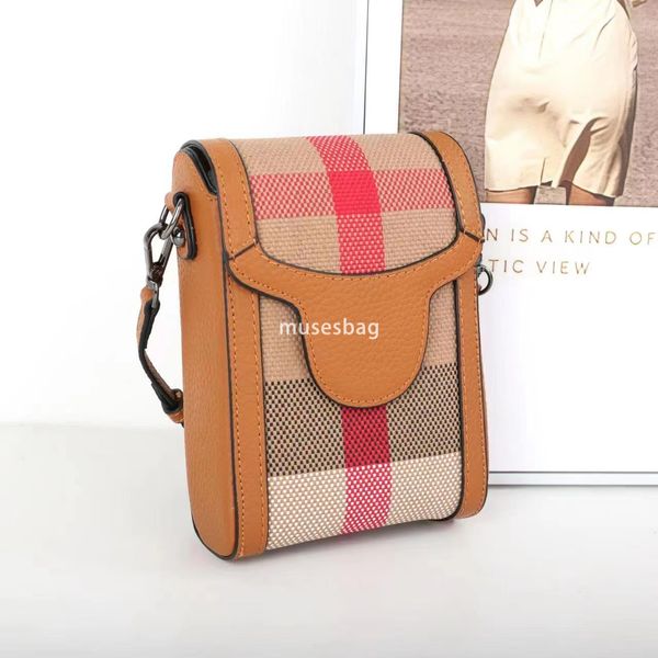 

European and American retro niche design with a sense of luxury exquisite Japanese and Korean genuine leather plaid phone case diagonal cross bag, Black