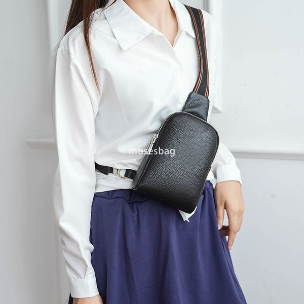 

Urban minimalist fashionable atmospheric high-quality leather bag for both men and women new small chest bag versatile genuine cowhide crossbody bag, Black