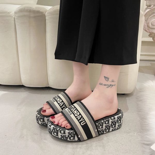 

2024 New Designer Slippers Womens Summer Sandals Fashion Embroidered Platform Sandal wool slippers women, Forest green