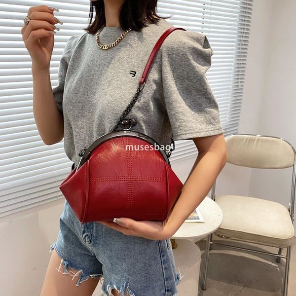 

Fashion trend niche design shell bag retro chain bag fashion versatile embroidered clip women's bag single shoulder bag crossbody bag bags, Black