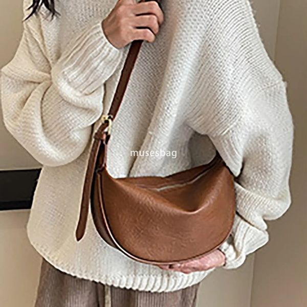 

High quality, fashionable and fashionable high-end feeling bag for women new niche and versatile large capacity dumpling bag solid color crossbody bag, Black