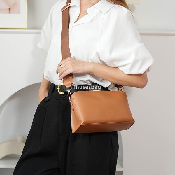 

Urban niche design bag women's new wide shoulder strap high-end feel shell bag simple and large capacity one shoulder crossbody bag trendy, Black