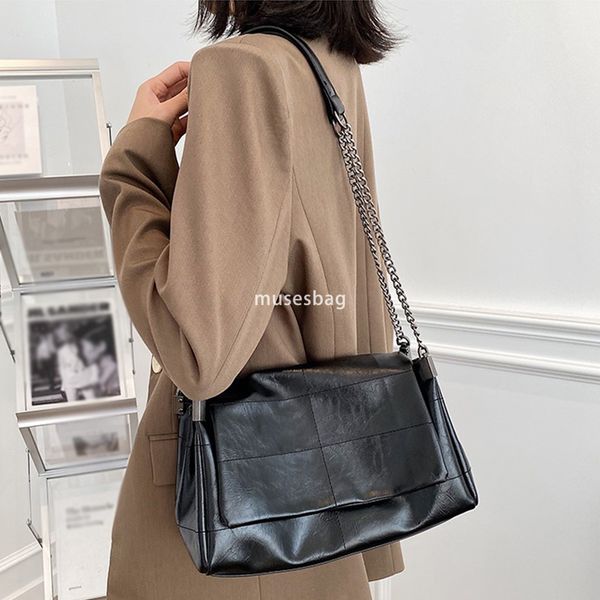

Fashionable and trendy niche design bag for women's new trendy black rock style flip bag chain strip single shoulder crossbody wandering bag