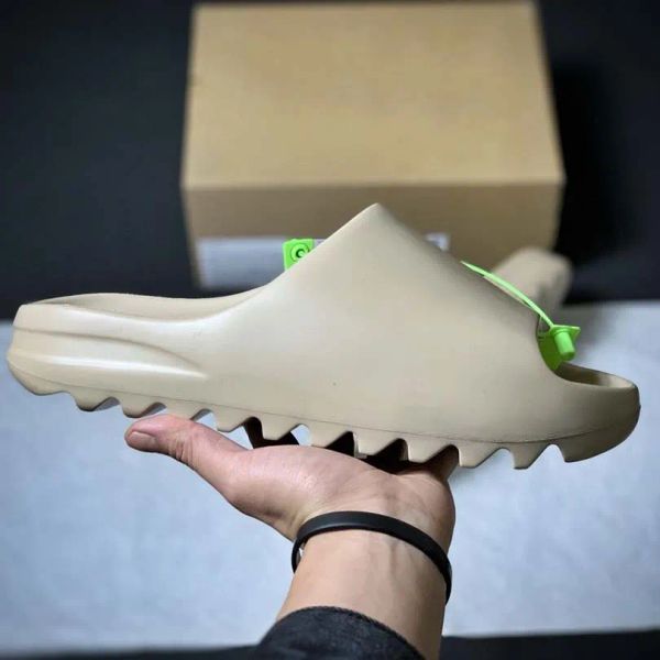 

2024 hot Sandals Slides Slippers Shoes Fashion Trainers Slider Slippers Bone White Resin Desert Sand Designer Beach random with box, Forest green