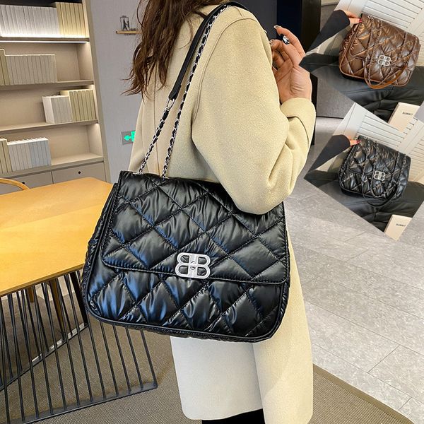 

Outlet factory ladies bags 2 colors soft and comfortable diamond chain bag in winter niche classic sewing fashion handbag flip women backpack 1002#, Black