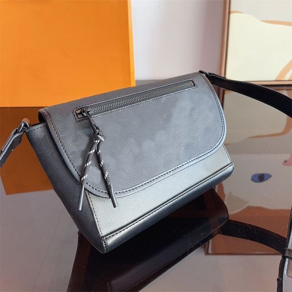 

Man Black Cross Body Bag crossbody designer bag Envelope Messenger Bags print embossed fashion flaps Leather, Black 1(22*9*16cm)