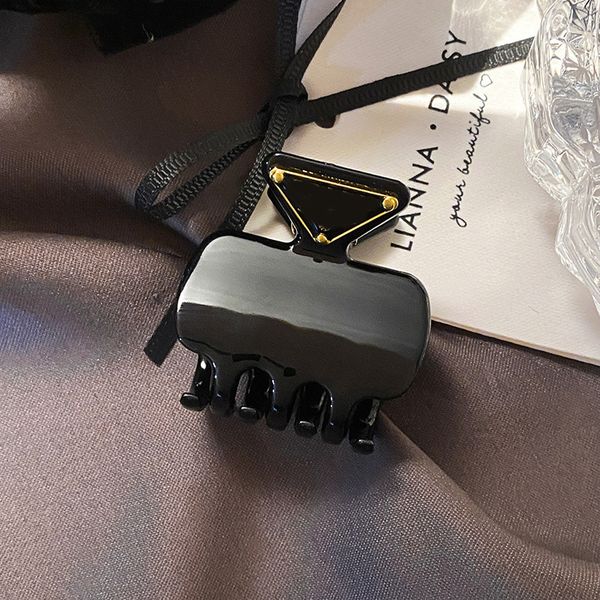 

Barrettes Hair Clips Brettes Designer Metal Hair Clip Classic Triangle Black Luxury Letters Women High Quality Gift Hairjewelry Hair Accessories