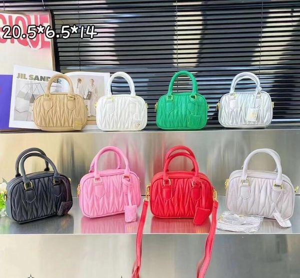 

2024 Fashion Miui Shoulder Bag Mattilas Bowling Women's Wandering Luxury Handbag Slant Body Cosmetics Women's Designer Handbag Leather Clutch bag, Pink