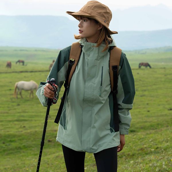 

Versatile Gender-Neutral Hiking Jacket with Adjustable Thermal Layers - Ideal for Snowy Adventures, Dark grey