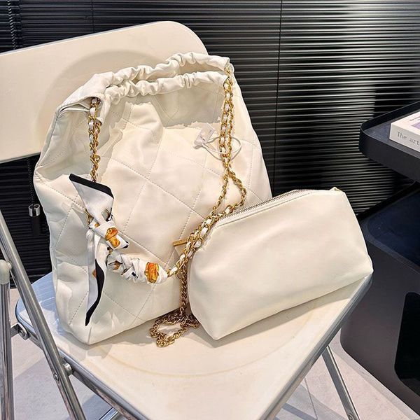 

Chic Lady's Faux Leather Wandering Bag Versatile Designer Shoulder Hobo & Clutch Combo with Ornate Hardware Accent 32m, Black