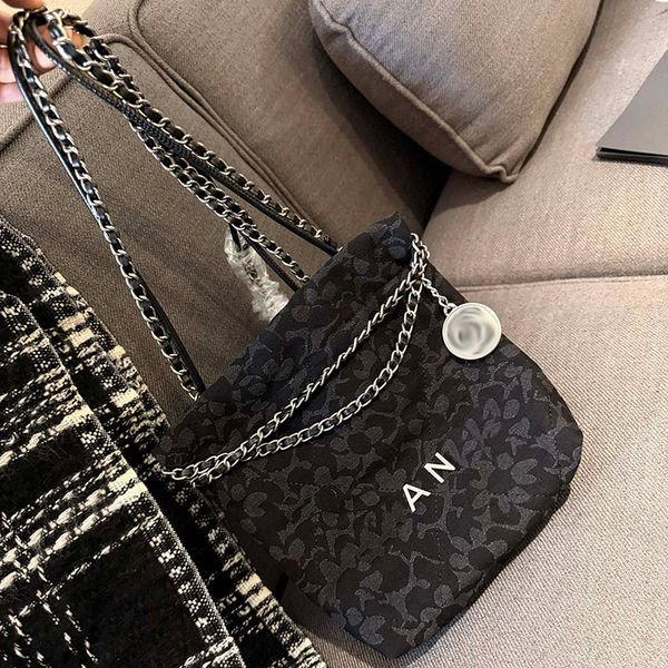 

Designer Ladies Black Denims 22 Shopping Bag Zipper Coin Purse Two-Color Cartoon Pattern Silver Coin Charm Matilas Chain Casual Travel Shoulder Bag 20cm