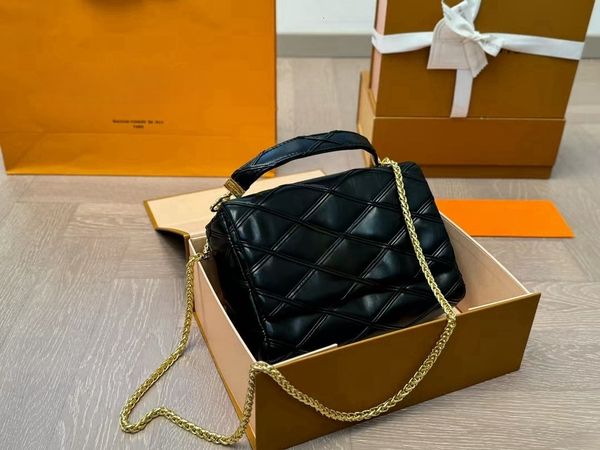 

Twist Tote Bag Designer Bucket Woman Women Handbags Designers High Quality Chain Shoulder Fashion Crossbody Bags Handbag, Red