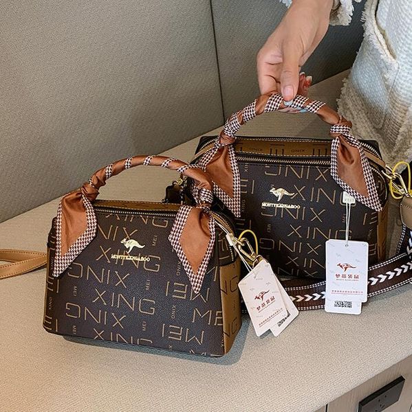 

Western womens shoulder bag 2 colors elegant atmospheric letter printed handbag sweet Joker Ribbon Messenger bag trend contrast leather handbag wholesale, Khaki