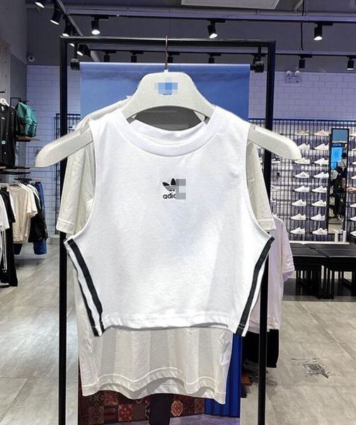 

Classic Sporty Sleeveless Crop Top with Three Stripes for Women - Stylish and Comfortable Athletic Tank Top with a Cropped Length, Black