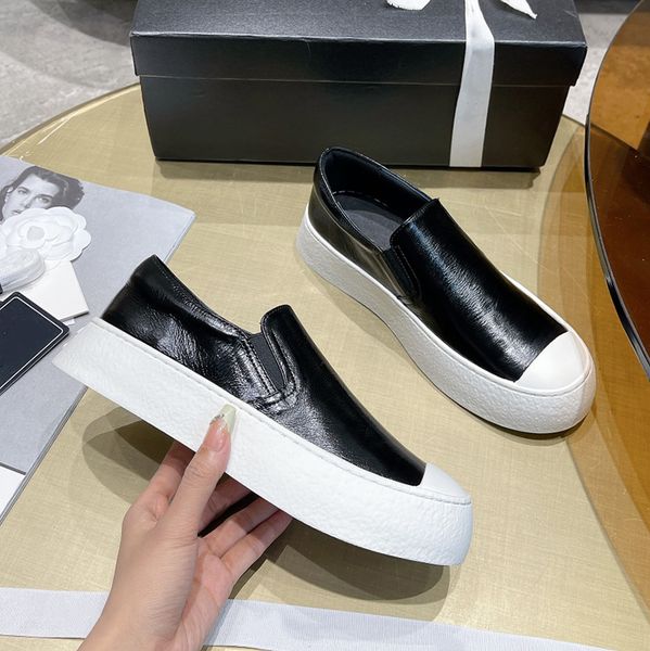 

Womens Flat Heeled Platform Dress Shoes Designer Wrinkled Lacquer Wax/Tweed Outdoor Casual Shoes Classic Round Toe Black White Commuter Shoes With Dust Bag