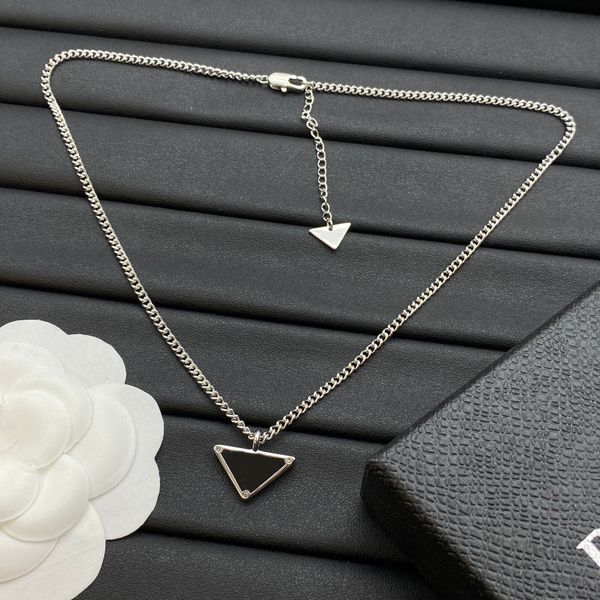 

Designer Letter Necklace Brand Pendant Triangle Gold Plated Couple Necklace Choker Chain Womens Wedding Luxury Jewelry Gift