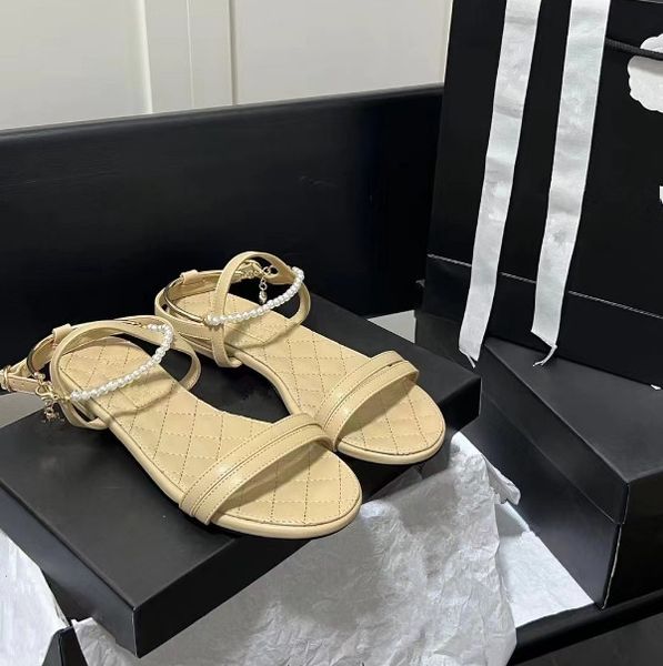 

Designer women flat sandals Open toe pearl chain ankle metal chain pullover ladies flip-flops black white outer female wear versatile ladies beach sandals