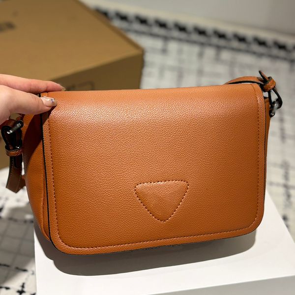 

Designer bags Men Classic bags Cowhide Leather Messenger bag Luxurys Shoulder bag Mobile phone bag camera bag Crossbody Bags Purse Card Credit card slot 23m, White