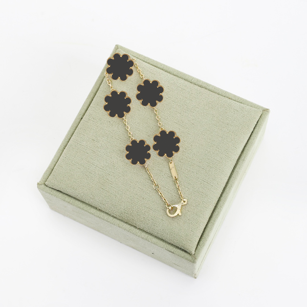 

Designer Bracelets Classic Clover Bracelet Fashion Five Flower for Man Woman Gold Silver Optional 19 Styles Classic Multicolor Options Gifts