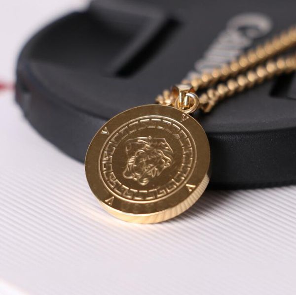 

Luxury Designer Round Coin Pendant Necklace Circle Stainless Steel Silver 15K Gold Silver Hip Hop Rock Necklaces Party Sport Jewelry Men 60cm Chains