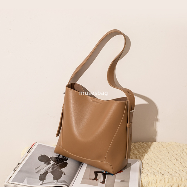 

Luxury Women's Bucket Bag Minimalist High Quality Tote Bag Leisure Business Men's Women's Underarm Bag Large Capacity Retro Designer High Quality Shoulder Bag, White