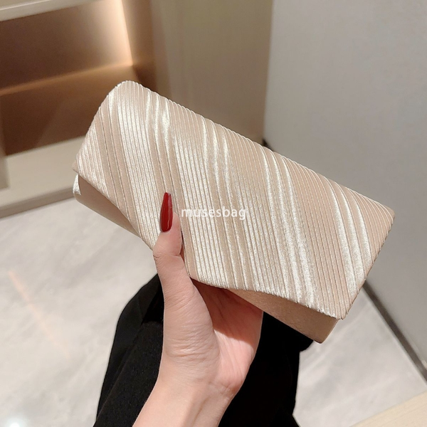 

High quality women's designer fashion banquet bag, silk handle high-end flip square bag temperament socialite party banquet bag letter envelope, Champagne