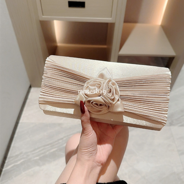 

Designer Ladies High end Dinner Elegance Wrinkle Flower Knot Satin Face Celebrity Handheld Bag Evening Dress Wedding Dress Package Banquet Party Chain Bag, Beige