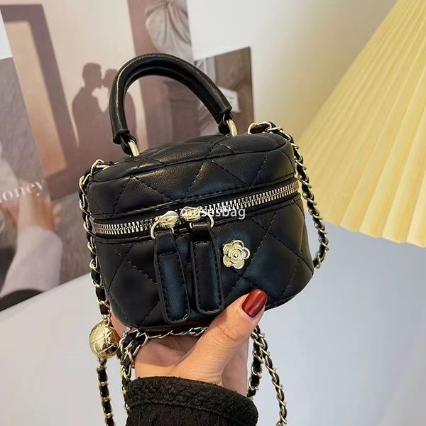 

Xiaoxiangfeng Silver Chain Diagonal Straddle Small Square Box Bag Women New Unique Design One Shoulder Handbag Summer, Black