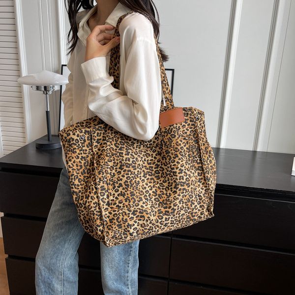 

High quality women's designer leopard print canvas tote large capacity bag high-end practical handheld commuting bag versatile single shoulder mommy bag, Black