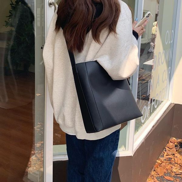 

New Fashion Japanese and Korean Shoulder Bag Water Bucket Bag Instagram Retro Crossbody Large Capacity Tote Big Bag Student Bag, Brown