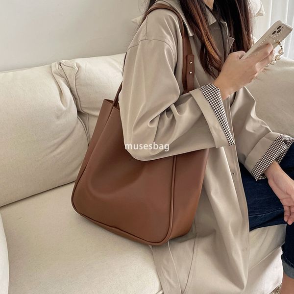 

Large capacity fresh and sweet magnetic buckle bag for women new fashion retro work commuting tote bag niche one shoulder underarm bag versatile, Black