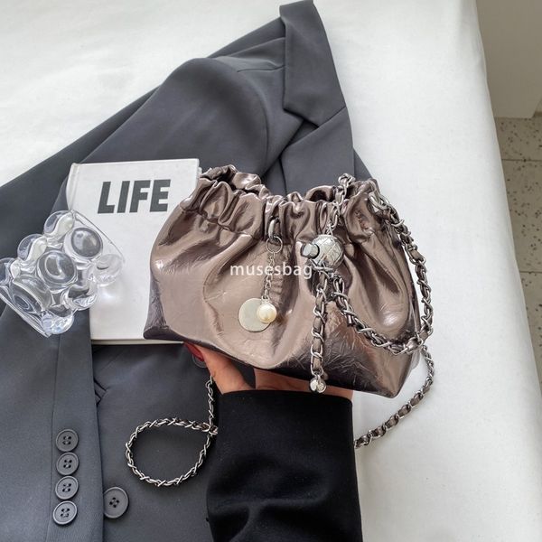 

New handbag for women niche light luxury pleated cloud bag chain strap crossbody bag, fashionable and versatile one shoulder bucket bag, Black