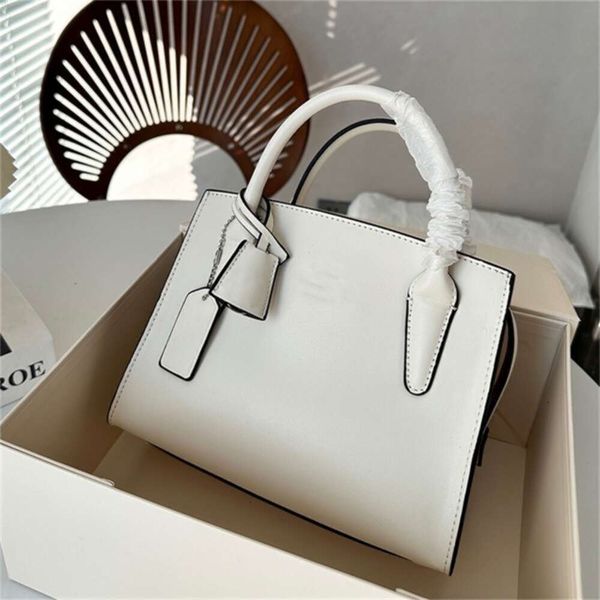 

designer bag Latest Classic Style Andrea Retro Designer Handbag Crossbody Bags Vintage Metal Plain Shoulder Bag Designers Soft Leather Hasp Vintage Han, 2 22x17cm