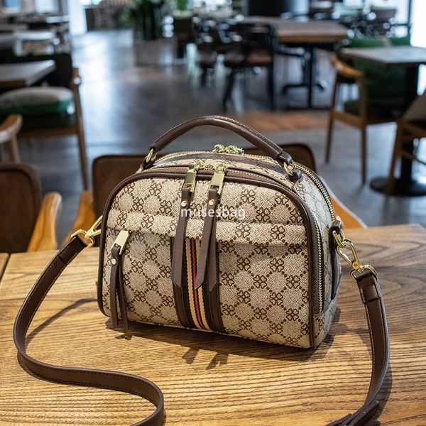 

New European and American retro fashion niche design celebrity retro handbag handbag with contrasting color single shoulder women bag crossbody bag, White